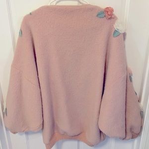 Sweater with embroidered flowers